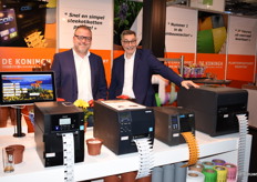 Frank van Lochem en Herman Fleuren van De Koningh coding & labeling bij hun verschillende soorten printers.